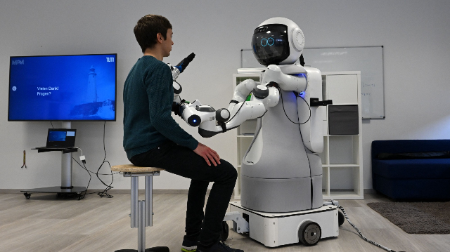 Kegunaan Robot untuk Mempermudah Kegiatan Manusia